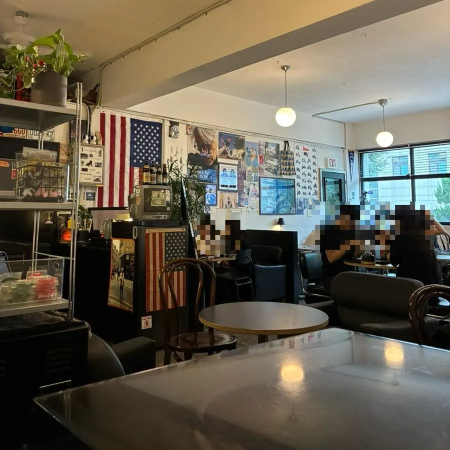 Wall decoration with a New York-concept café vibe