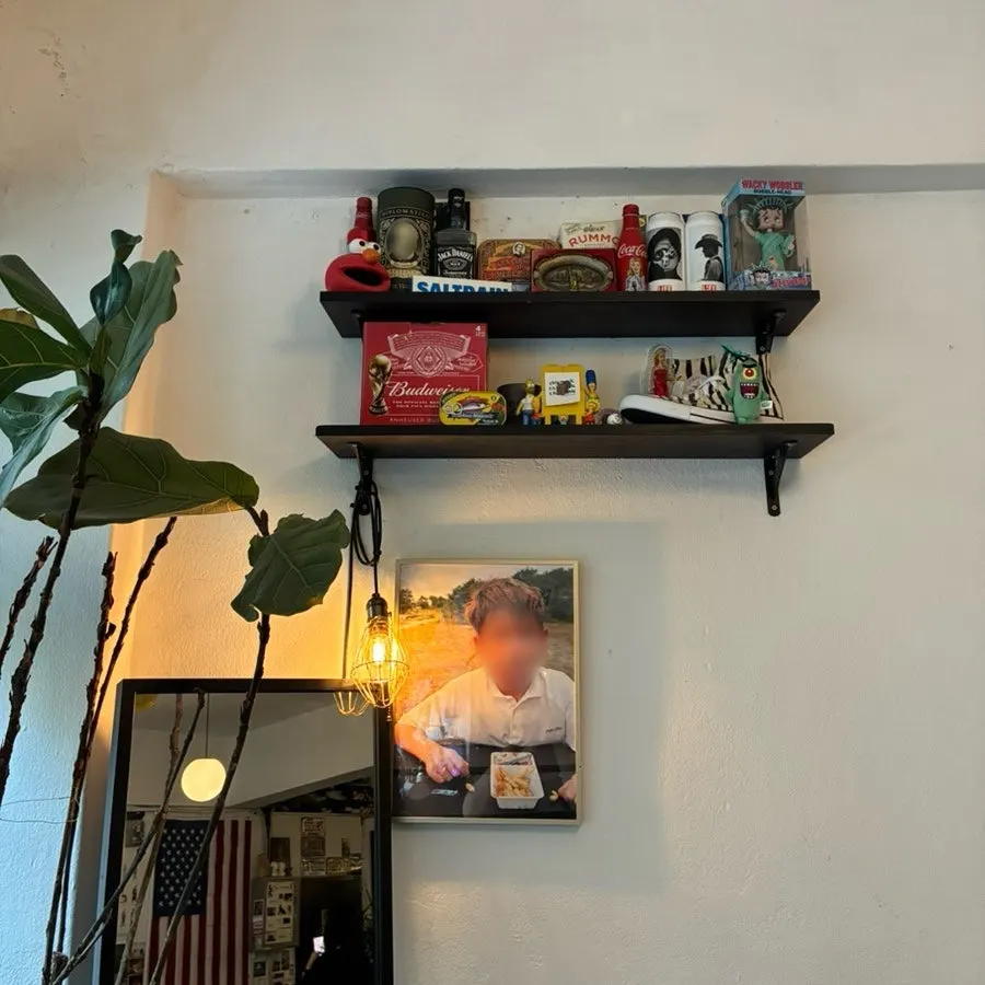 Relaxed café seating on a quiet weekday late afternoon