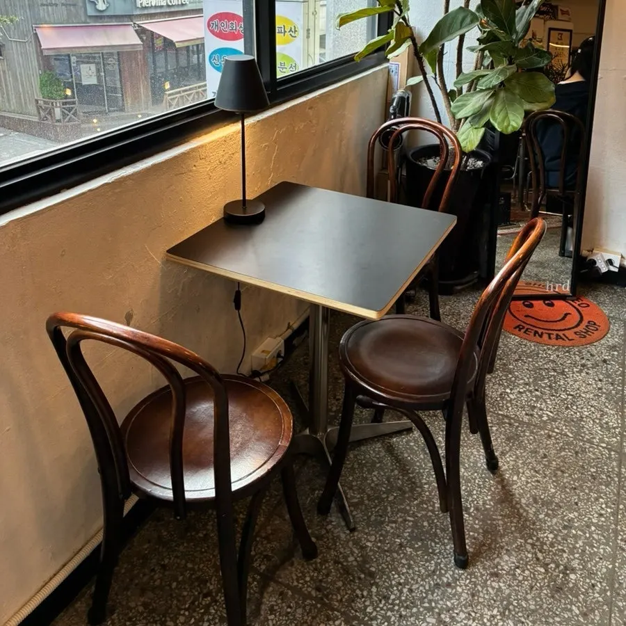 A café corner with vintage props and lighting