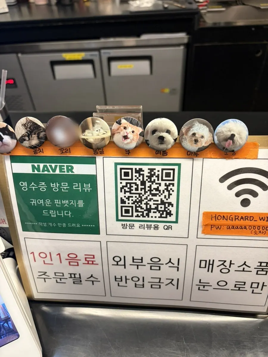 카운터 주변 안내와 디저트 메뉴