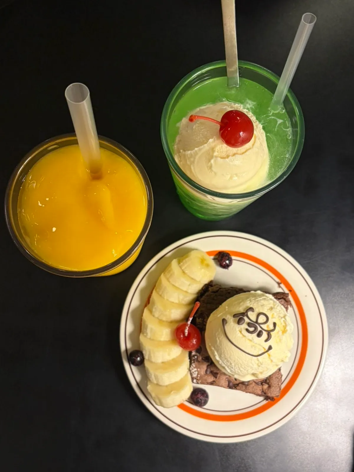 Hongrad brownie with two drinks