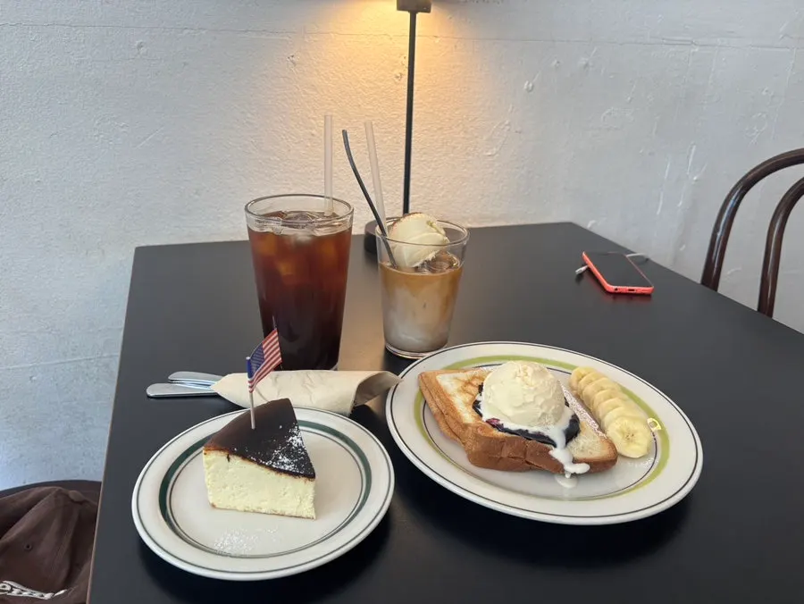 Table with Ex-Boyfriend Toast, iced Americano, and Summer Latte order