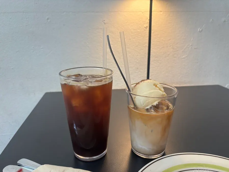 Iced Americano paired with dessert