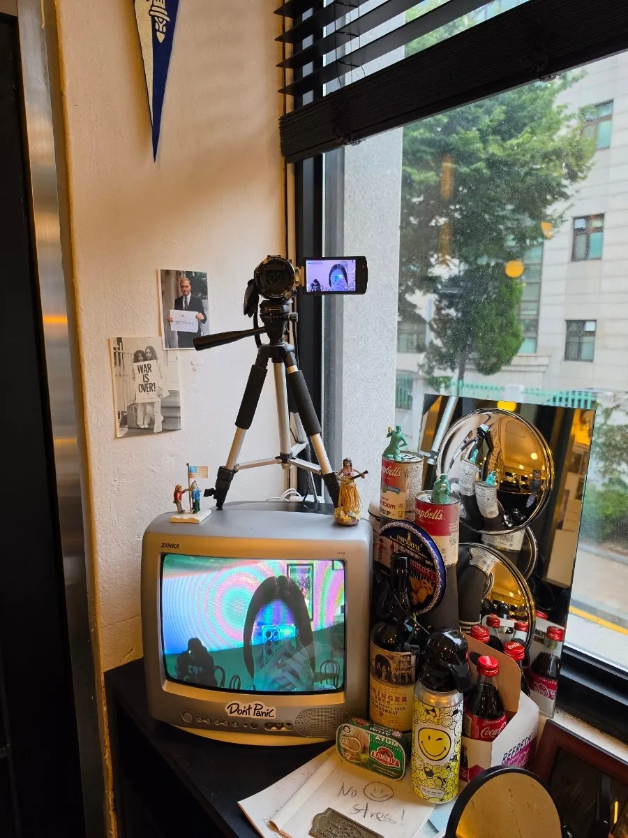 모양이 제각각인 테이블과 의자 좌석