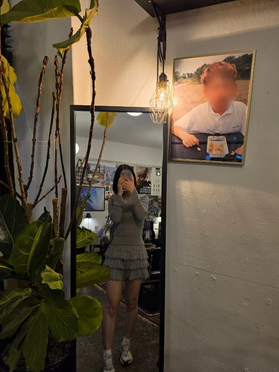 디저트와 음료를 즐기는 카페 테이블 마무리 컷