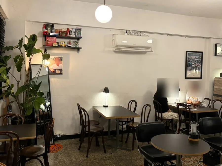 간격이 넉넉한 카페 테이블 배치