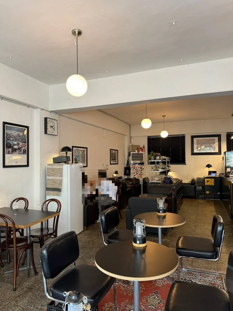 View of the café seating at Hongrad Suwon Station Branch