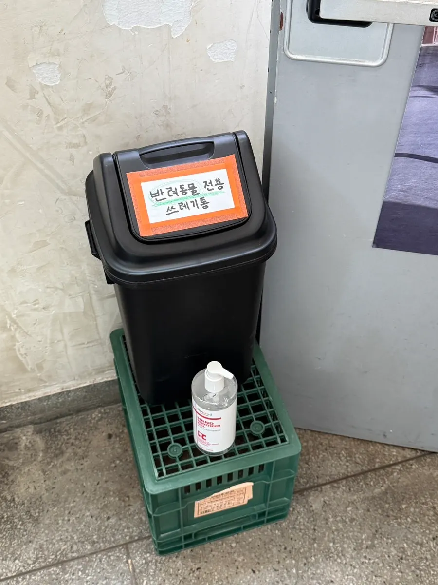 Pet-only trash bin outside the café