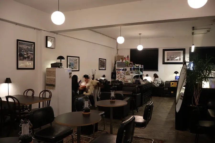 Black-and-white toned dining hall of Hongrad Suwon Station Branch