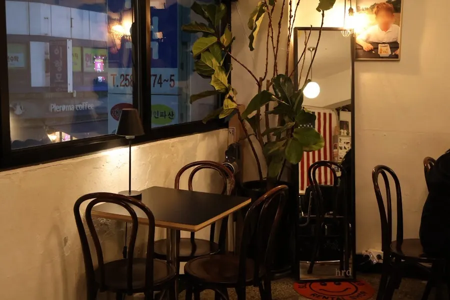 Evening seating area with a small lamp on every table