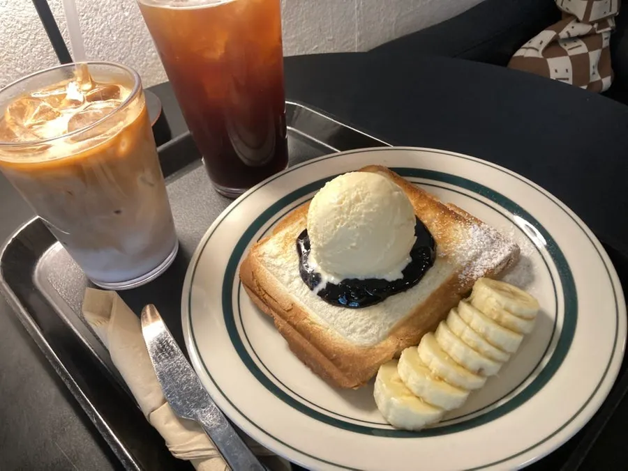 Ex-boyfriend toast topped with ice cream and blueberry jam