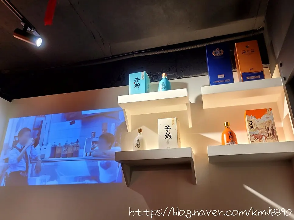 조명이 켜진 후후관 건물 외부 전경