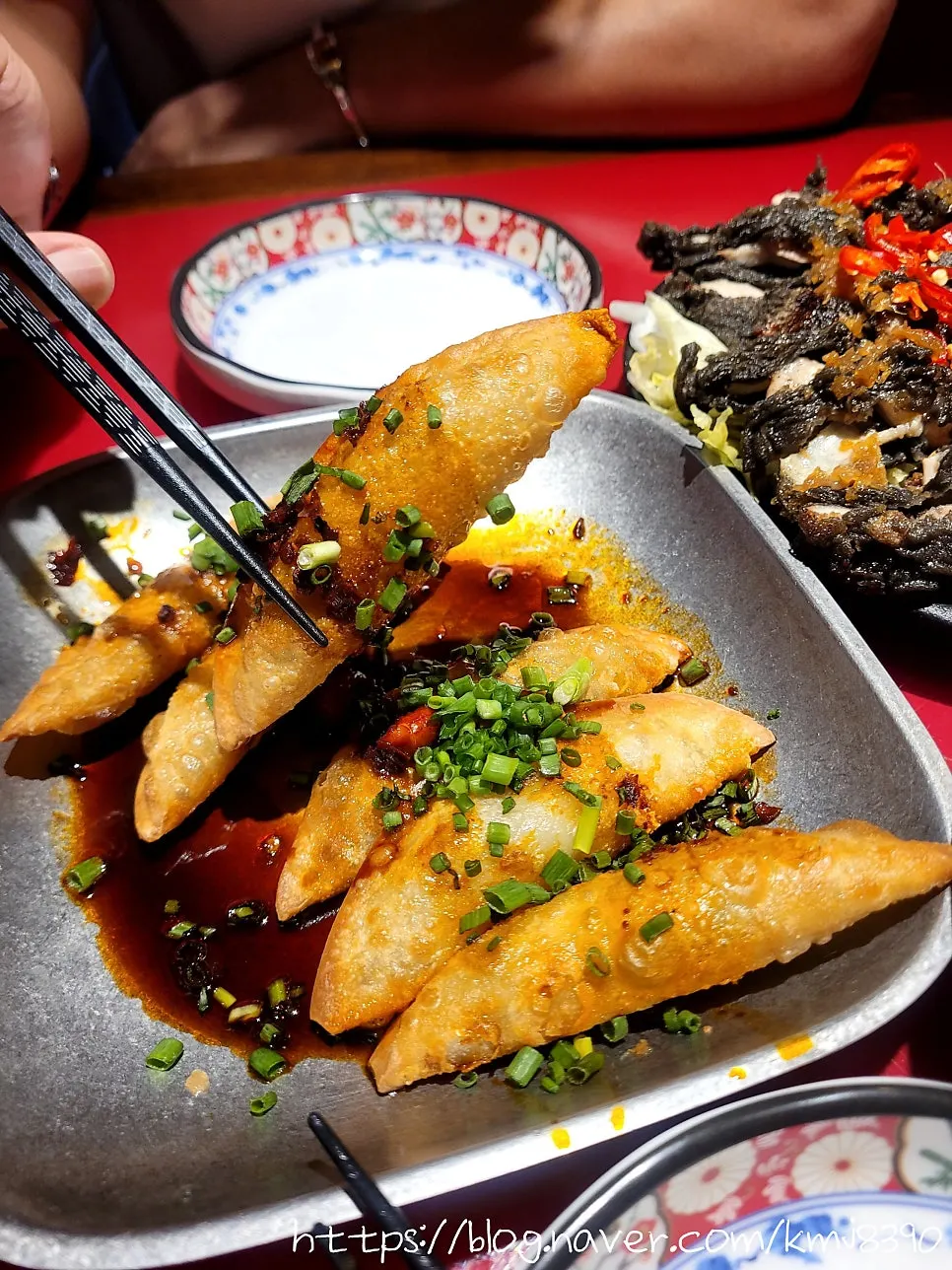 양파와 토마토가 깔린 후후관 유린기