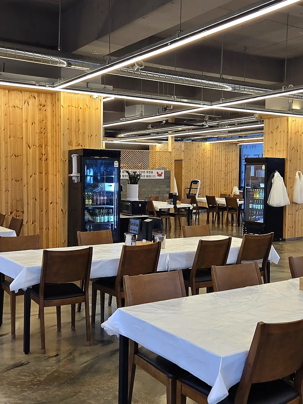 Spacious interior of Huni Gejang in Yuryang-dong, Cheonan