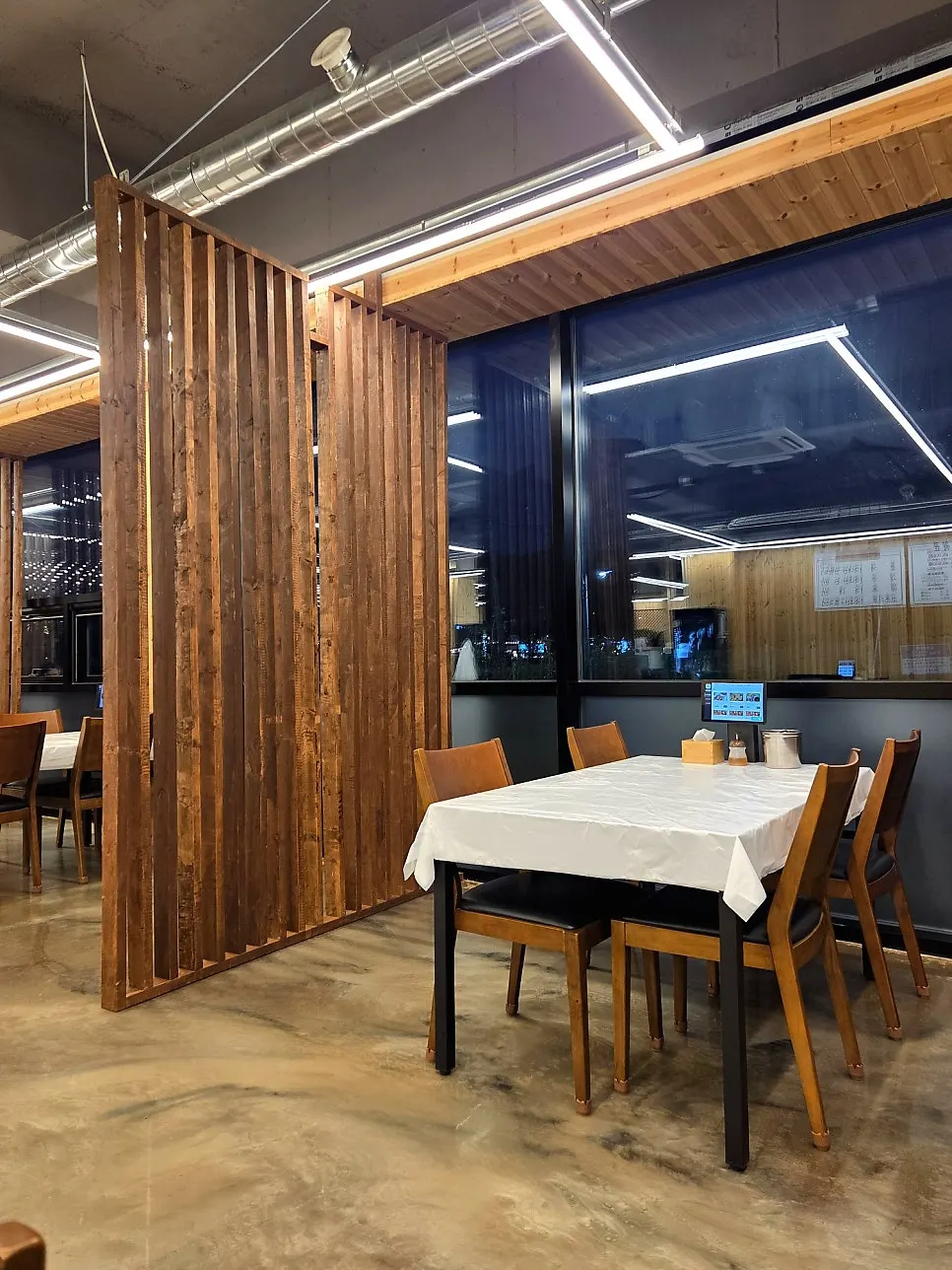 Open, airy dining tables at Huni Gejang