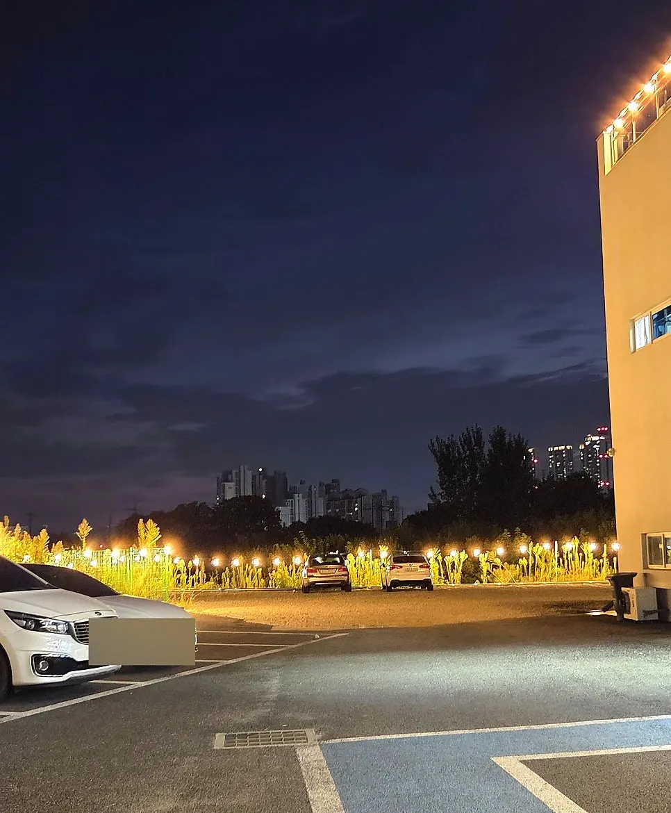Dedicated parking lot behind Huni Gejang