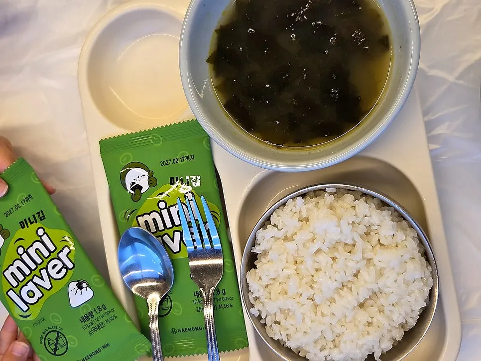 Sign advertising ₩100 kids' rice for preschoolers