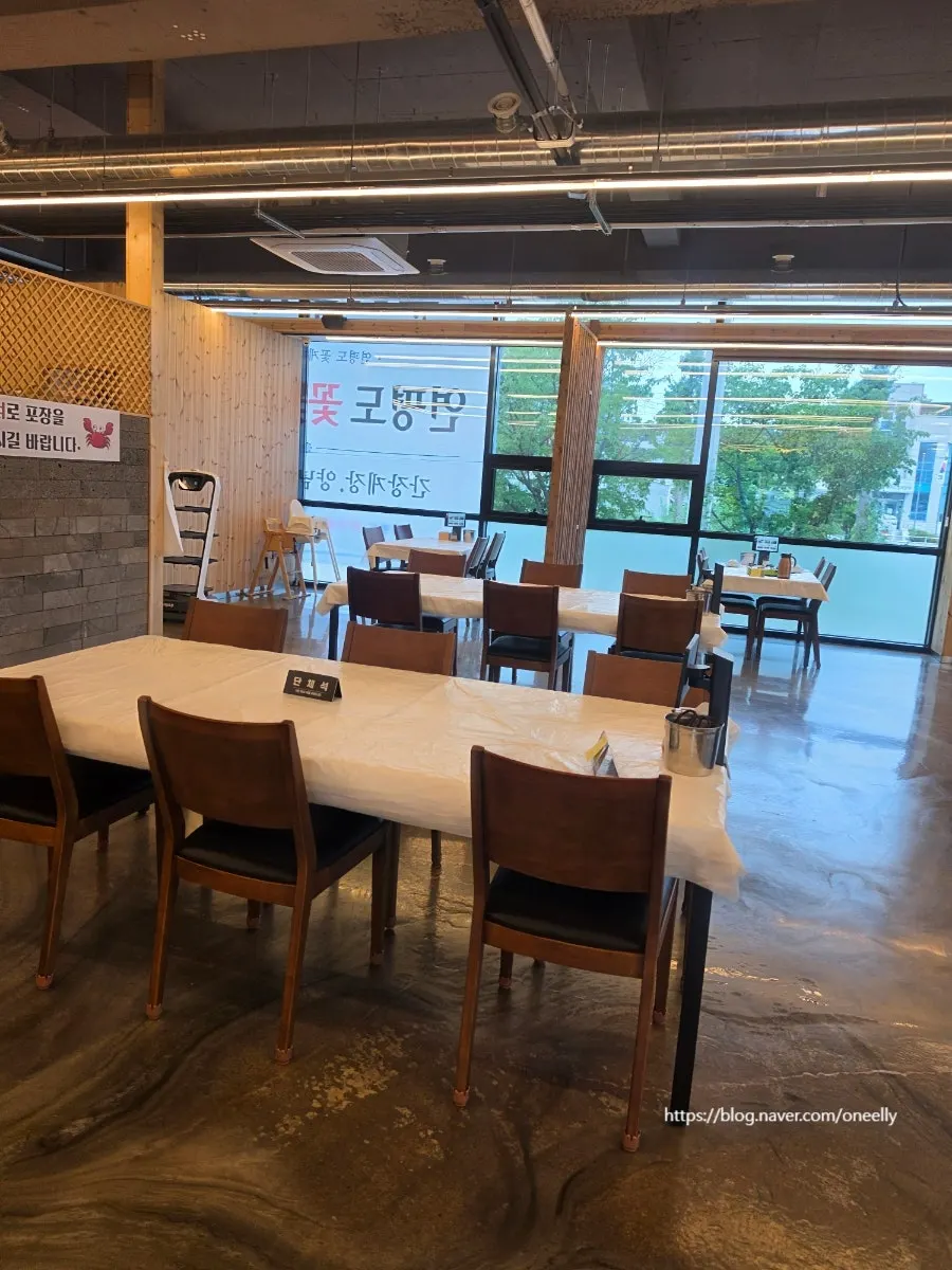 Dining hall at Huni Gejang Cheonan Main Branch with widely spaced tables