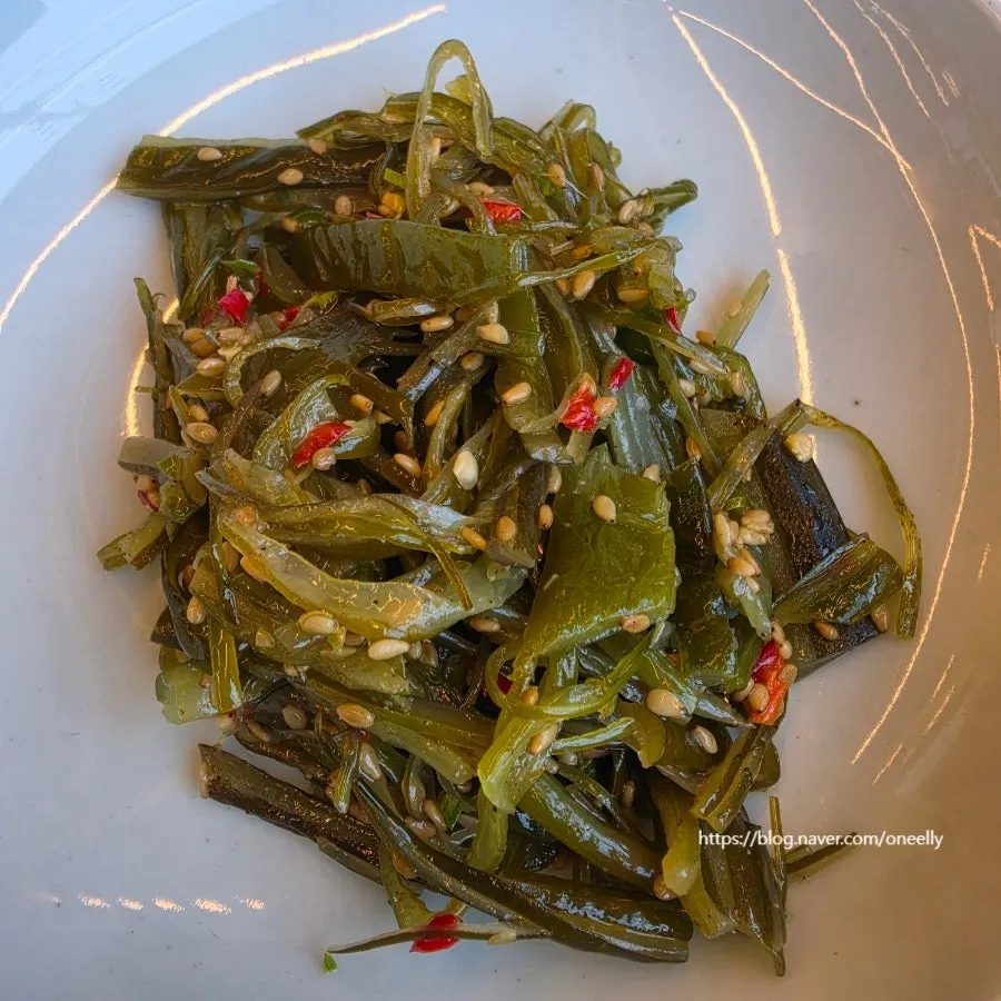 Neatly arranged basic side dishes