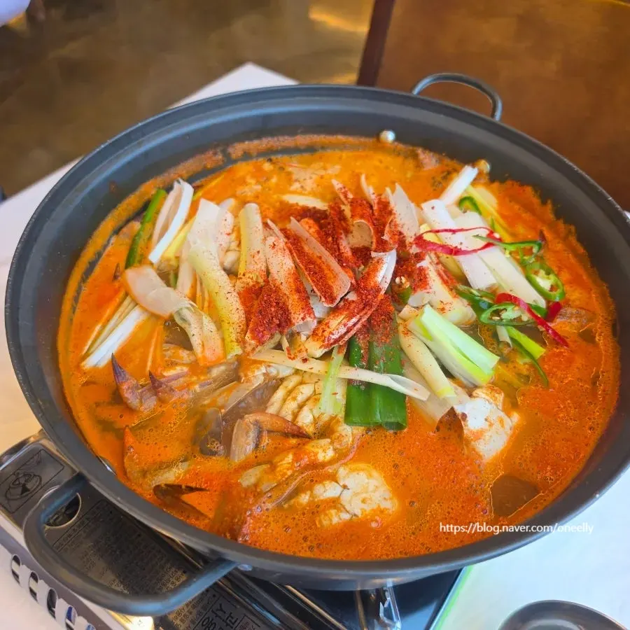 Small-size crab soup served in a large pot