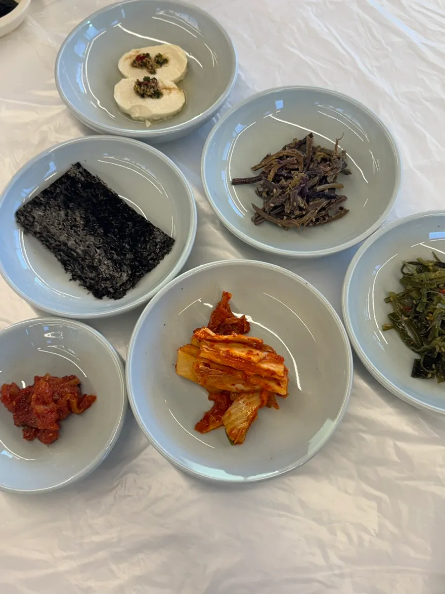 훈이꽃게장 밑반찬 한 상