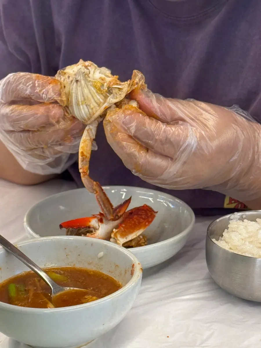 꽃게 살을 올린 국물 한 숟가락