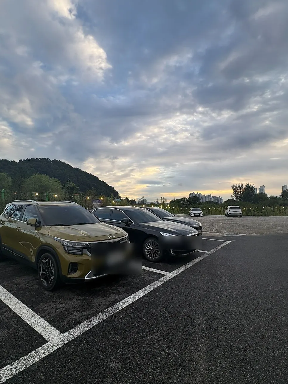 Parking space in front of the Huni Gejang building