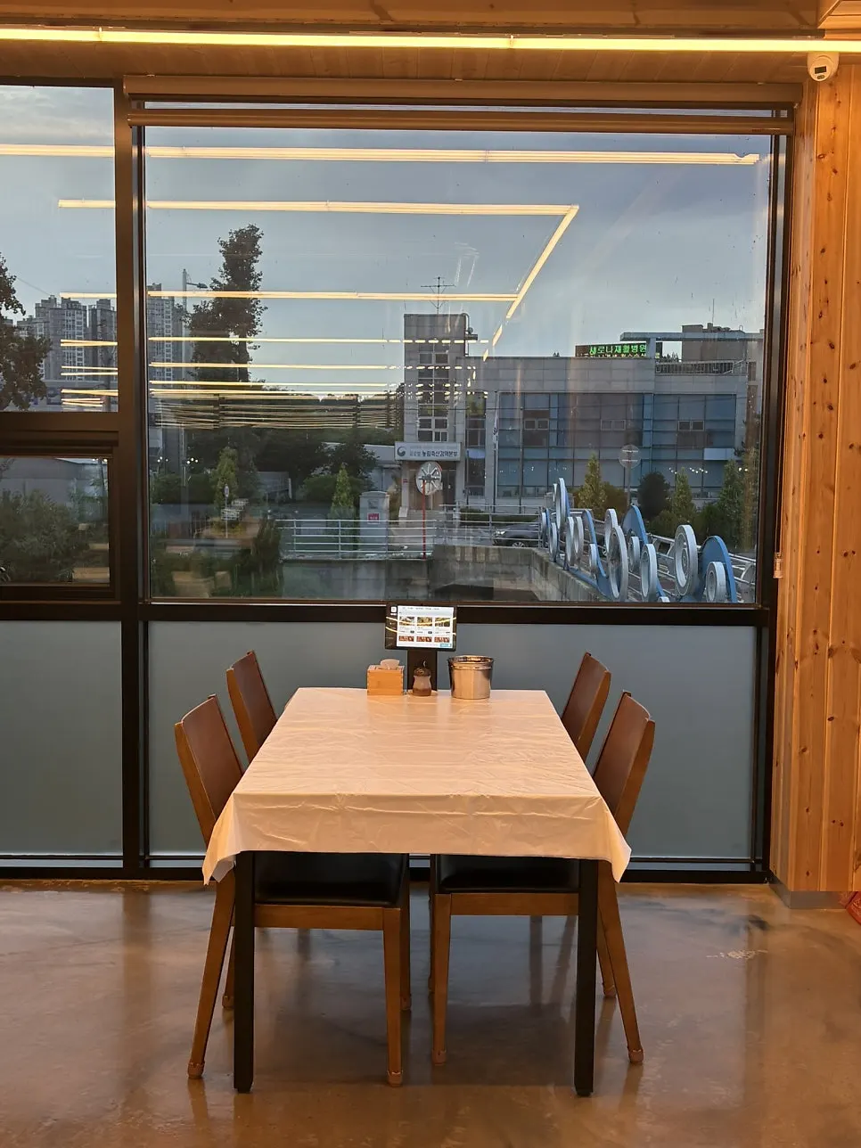 Table seating inside Huni Gejang