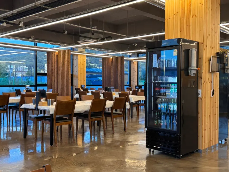 Spacious, open dining hall at Huni Gejang