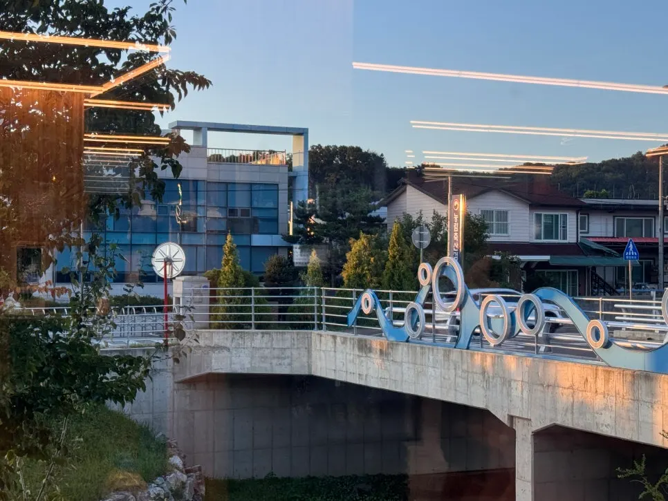 Window seating with a view of Yuryang-dong scenery