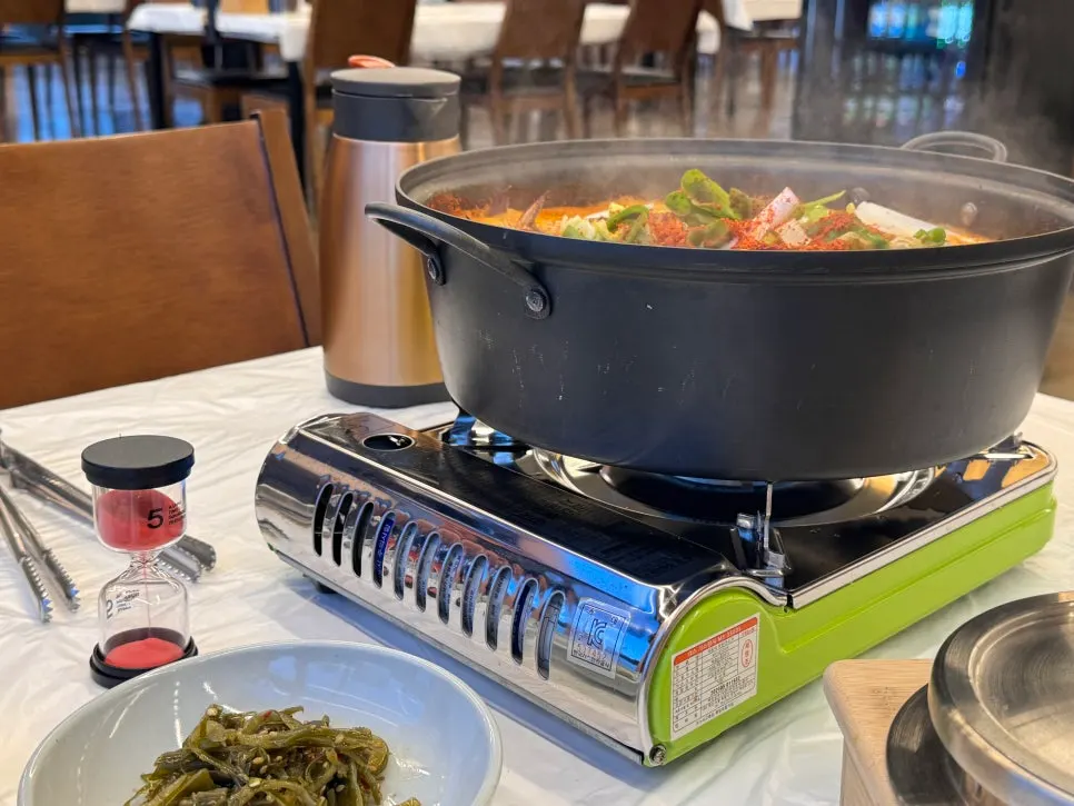 Small-size crab soup served in a washbasin-sized pot