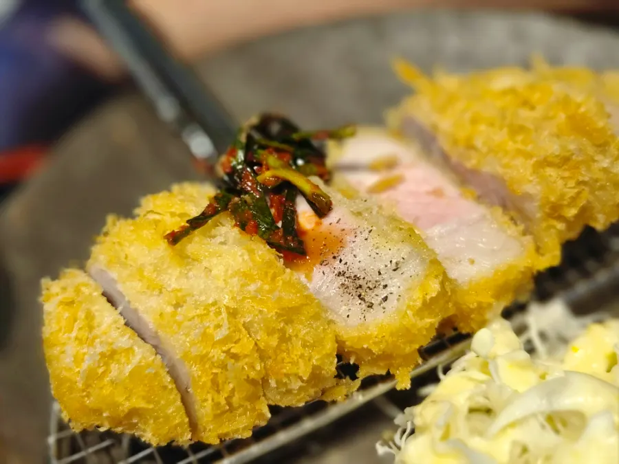 돈까스에 올린 파김치