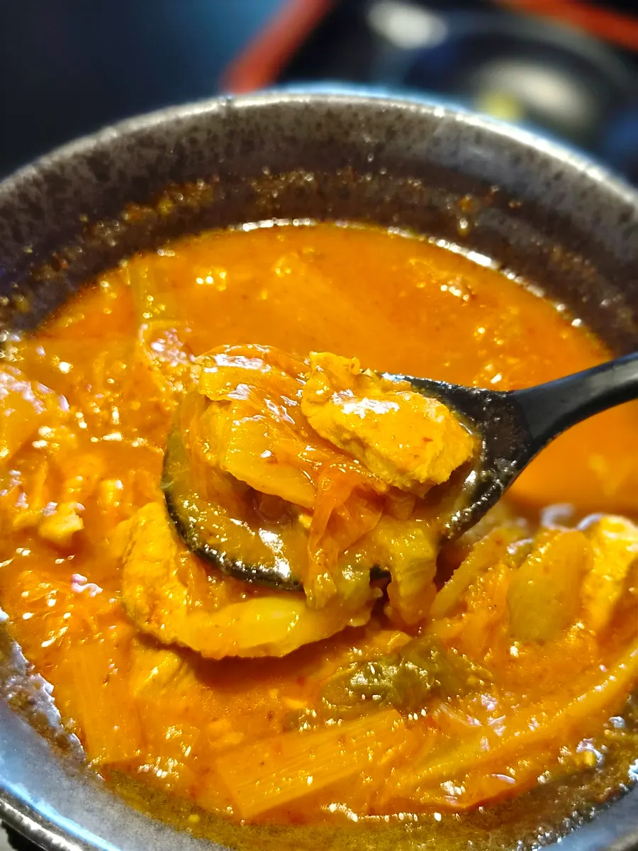 끓는 김치찌개와 밥