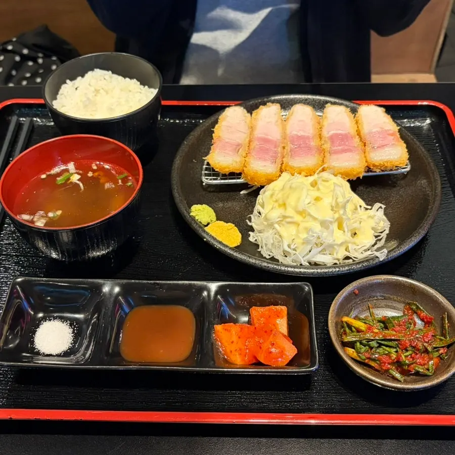 얇은 튀김옷 속 부드러운 로스카츠 단면