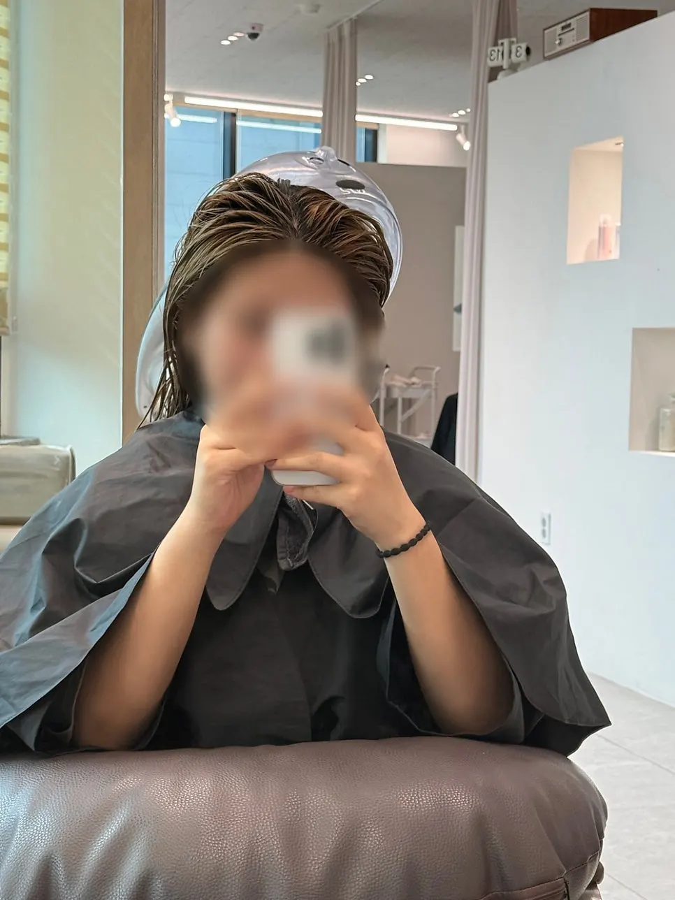 Moving toward the shampoo station before treatment