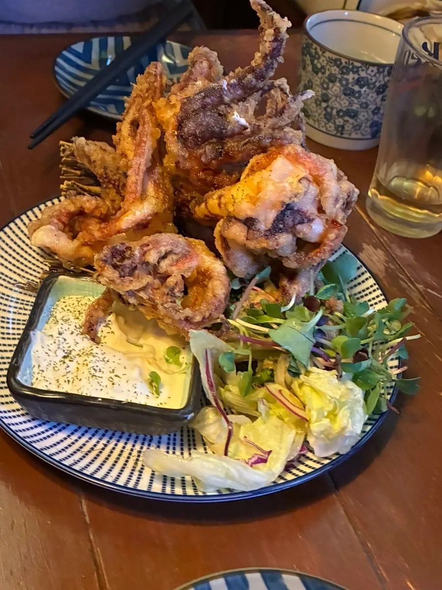 꼬치와 함께 나온 소스와 양배추