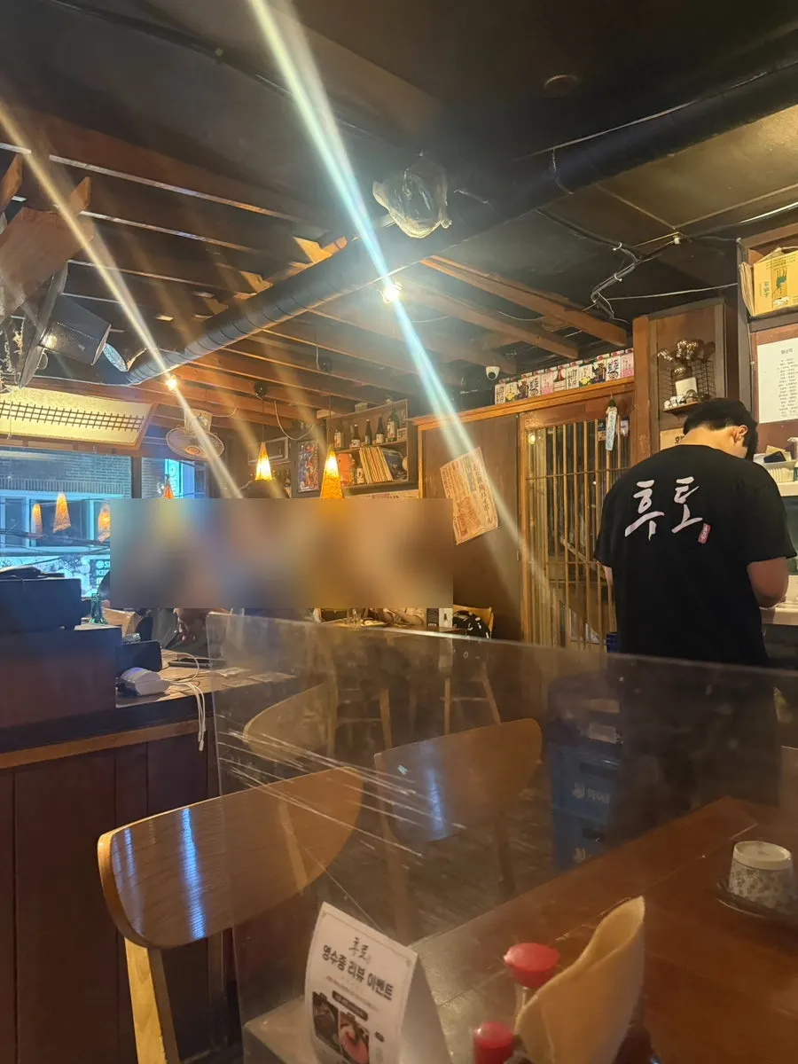 셋이 앉은 후토 넉넉한 테이블