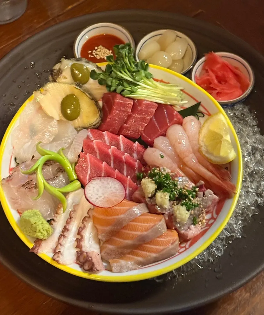 두툼하게 썰린 숙성 사시미 접시