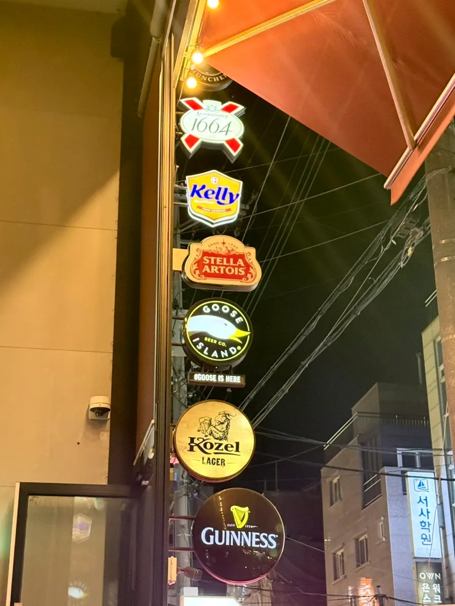 입구 메뉴 안내판 가까이서 본 모습