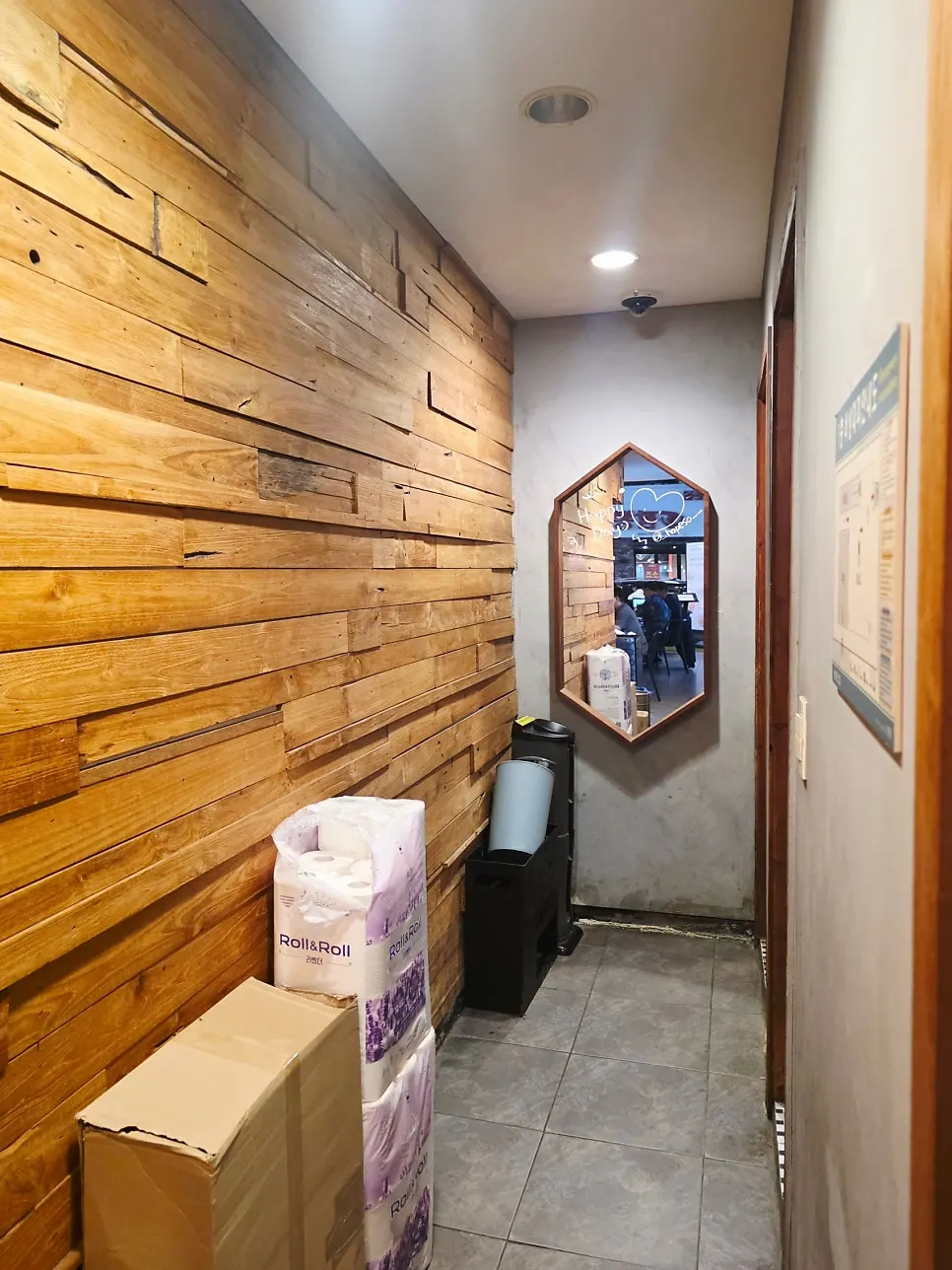 홉쏘 매장 한 쪽 화장실 방향