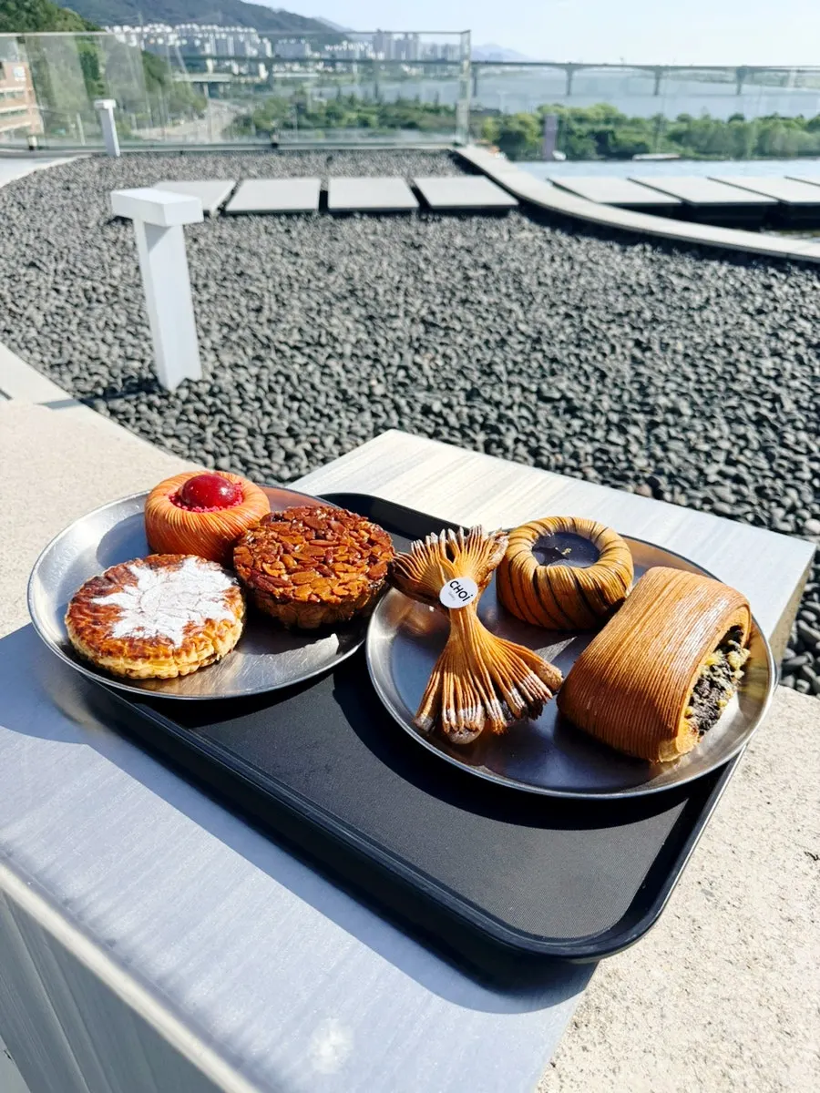 Bakery café atmosphere at Choi Main Branch