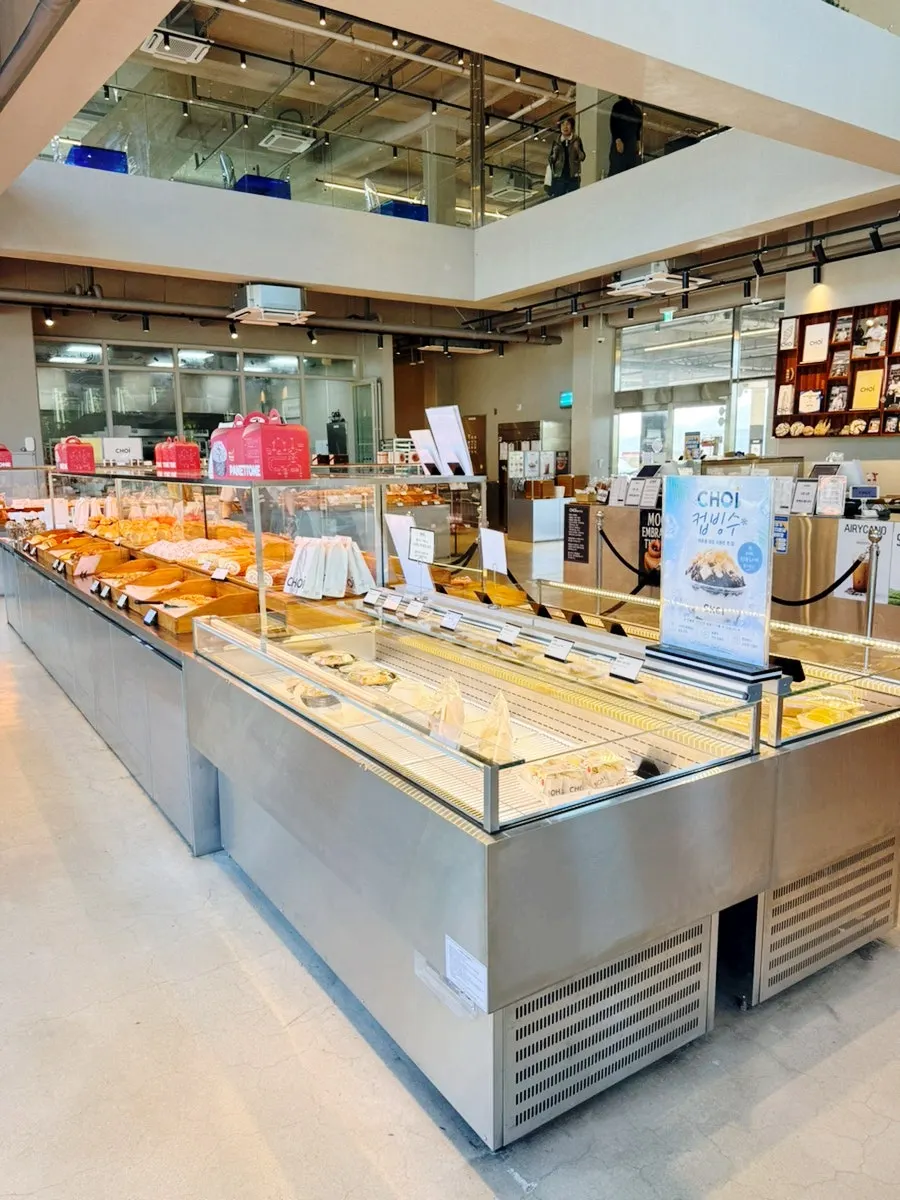 First-floor bakery display at Choi Main Branch