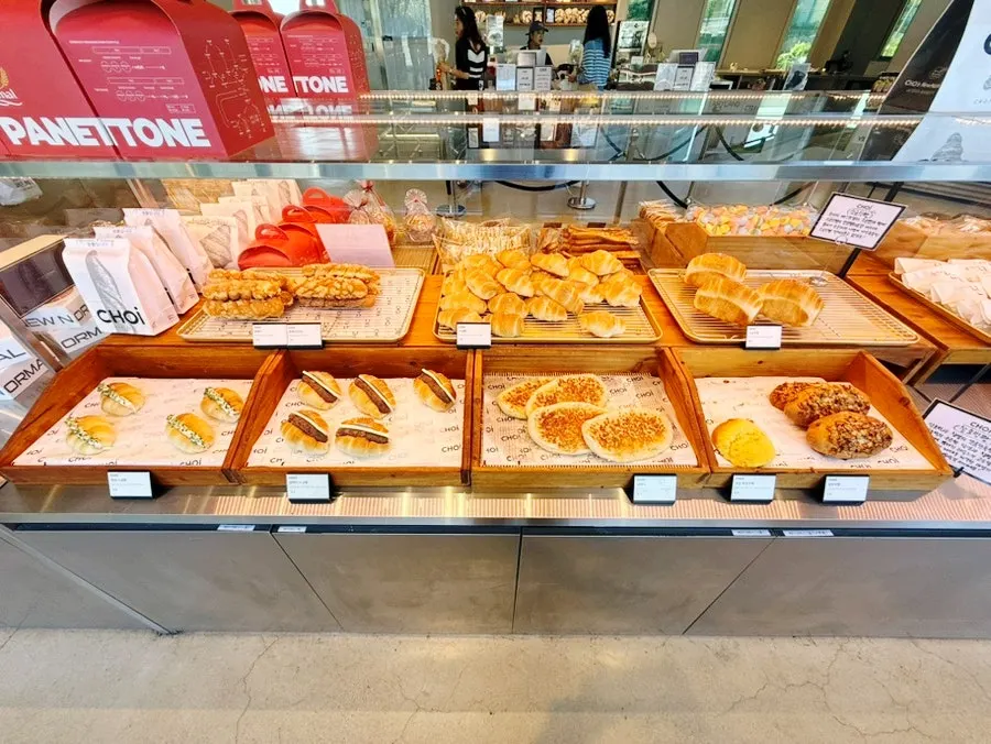 Display case with salads and Dojima rolls