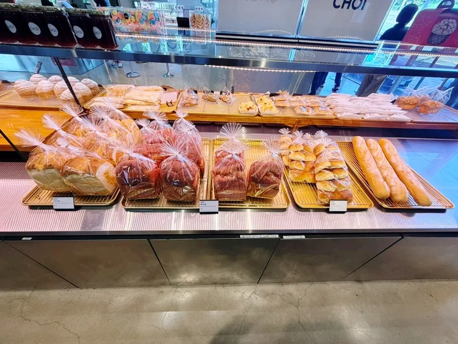Bakery items labeled with menu information