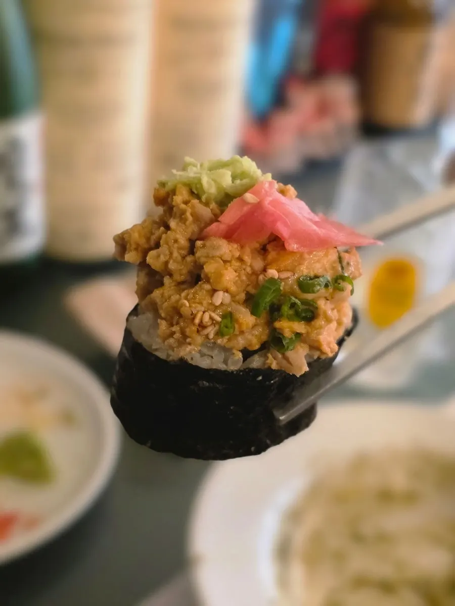 안키모가 넉넉하게 올라간 소금김밥 세로 컷