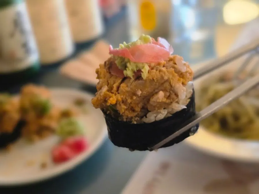 안키모 소금김밥 한 점을 집어 든 모습