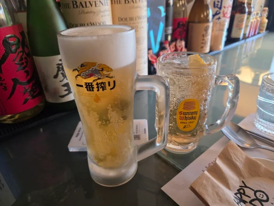 기린 생맥주와 산토리 하이볼 두 잔