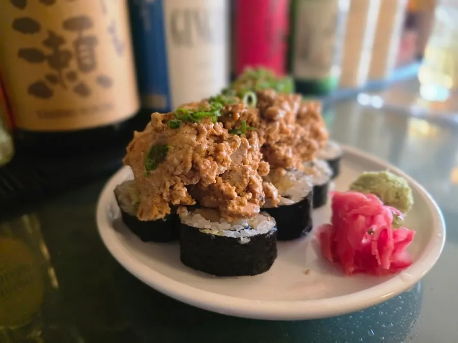 안키모 소금김밥과 파스타가 함께 놓인 테이블