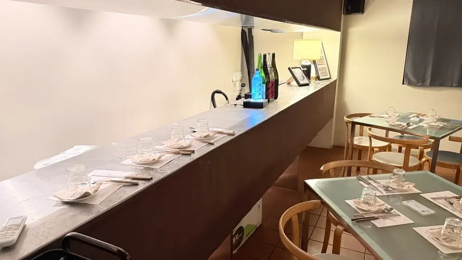 Aesthetic decor and seating inside Hatpiendo