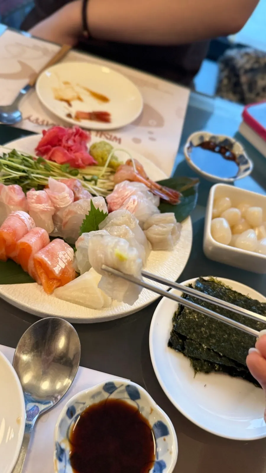 Wrapping sashimi in gim to eat